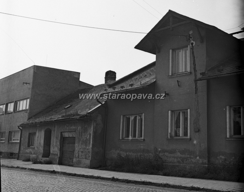 rolnicka (15).jpg - Dnes již zbouráné domy na Rolnické ulici, které jsme viděly i na předchozí fotografii. Jediný dům z fotografie, který stojí dodnes, je úplně vlevo a je v něm zubní ordinace. Foto Vladimír Tkáč, rok 1980